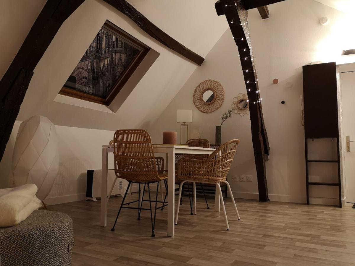 Logement Cosy Renove Au Pied De La Cathedrale Avec Climatisation Apartment Реймс Екстериор снимка